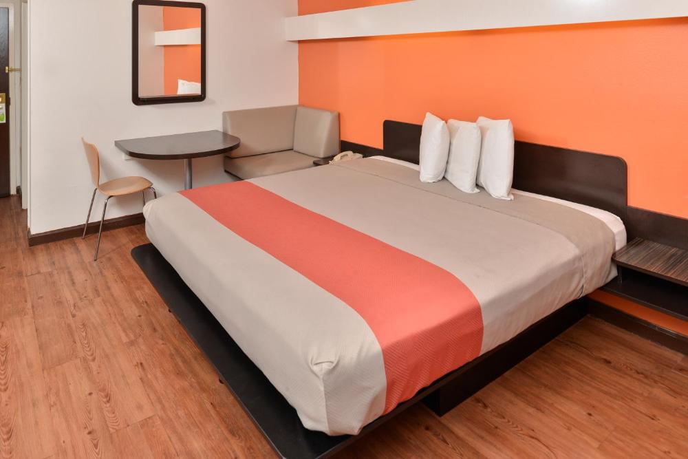 Deluxe Queen Suite - Non-Smoking interior